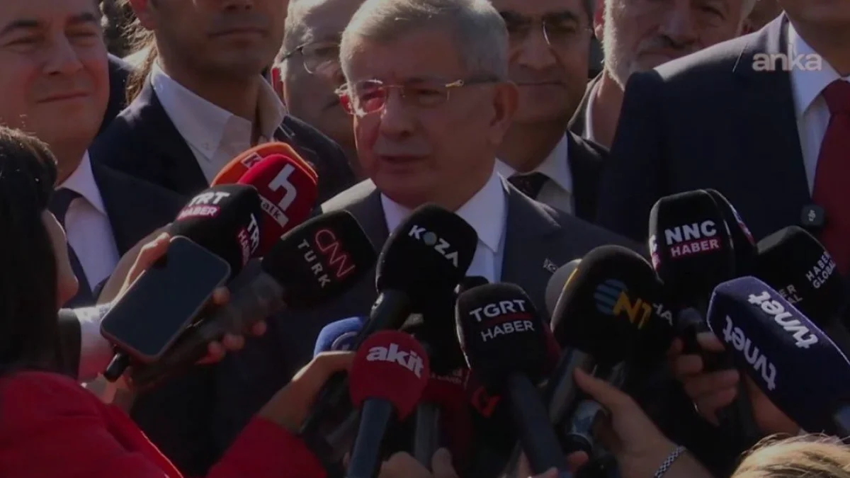 Ahmet Davutoğlu hakkında Cumhurbaşkanına hakaret soruşturması