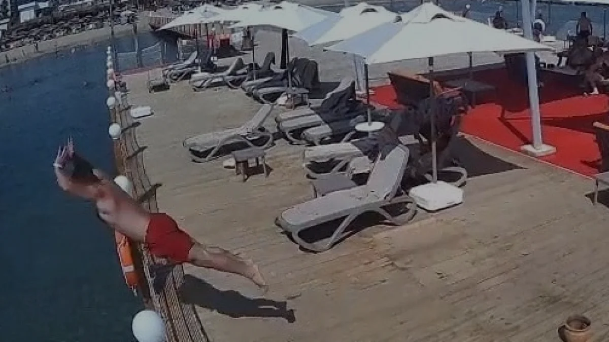 Alanya'da uyarı tabelasına rağmen sığ suya atlayan tatilci öldü