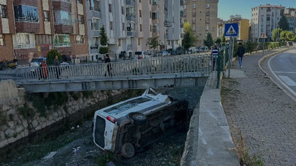 Çorum İskilipte diyaliz hastalarını taşıyan servis çaya uçtu