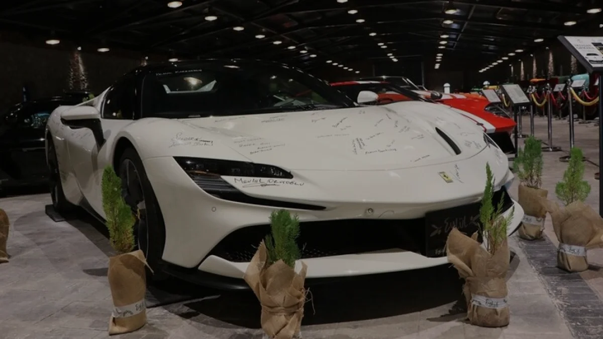 Ferrari SF90 Üzerine Atılan İmzalar 10 Bin Fidana Dönüştü