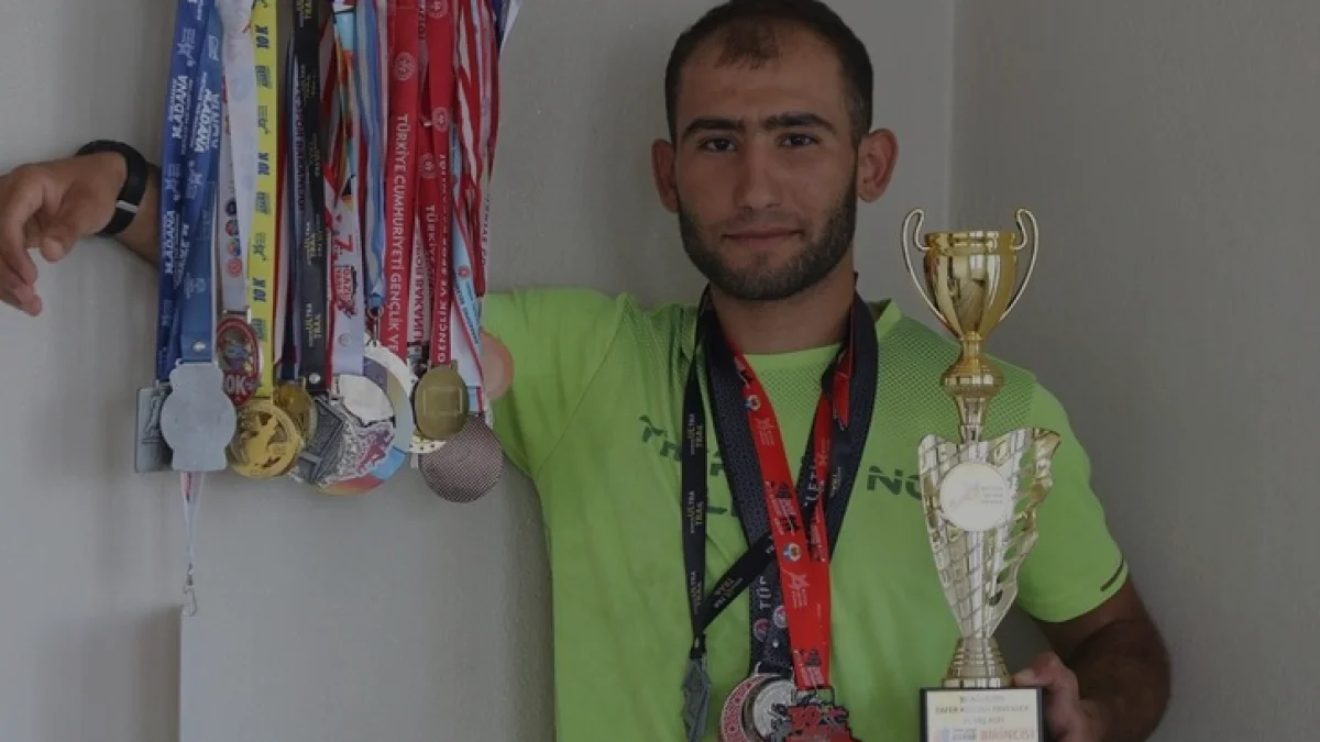 İnşaat işçisi İbrahim Baran atletizmde madalyalara koşuyor