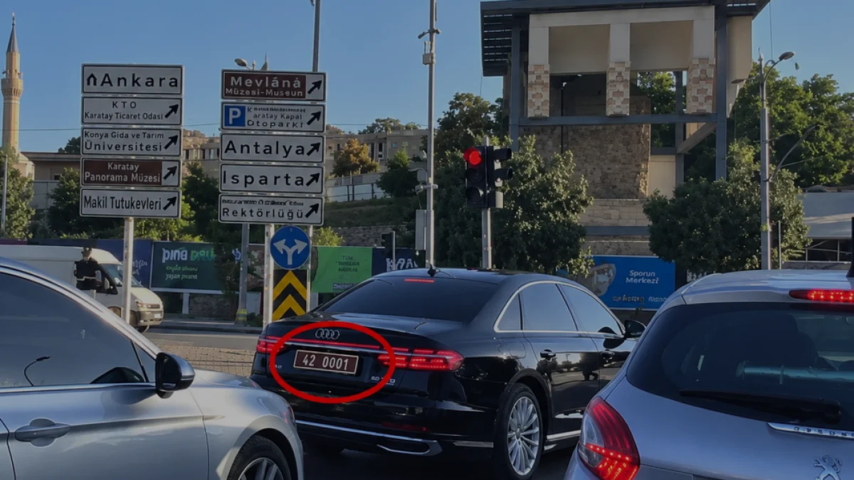 Konya Valisi İbrahim Akın makam aracıyla kırmızı ışıkta bekledi