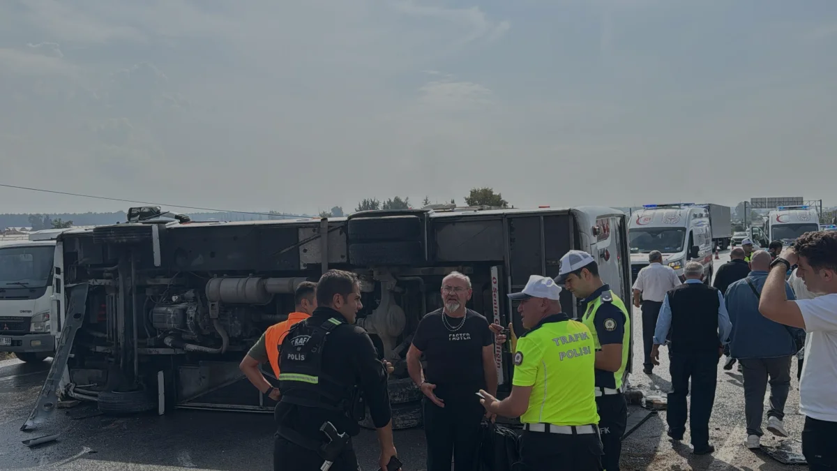 Antalya Isparta kara yolunda yolcu midibüsü devrildi