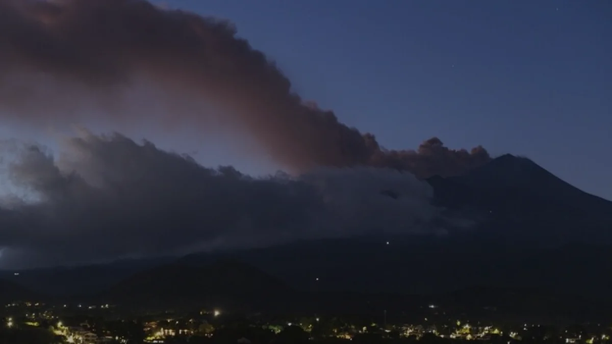 Etna Yanardağı Kül Püskürttü Katanya Havalimanı Uçuşları Durdurdu