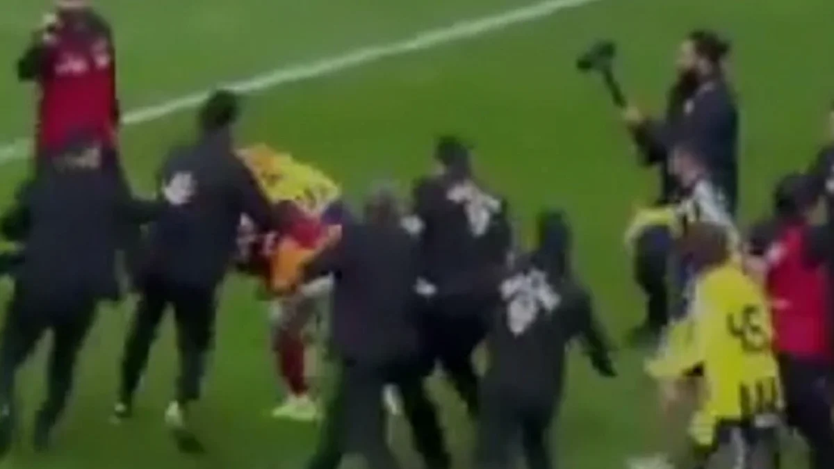 Galatasaray Fenerbahçe derbisi sonrası saha karıştı