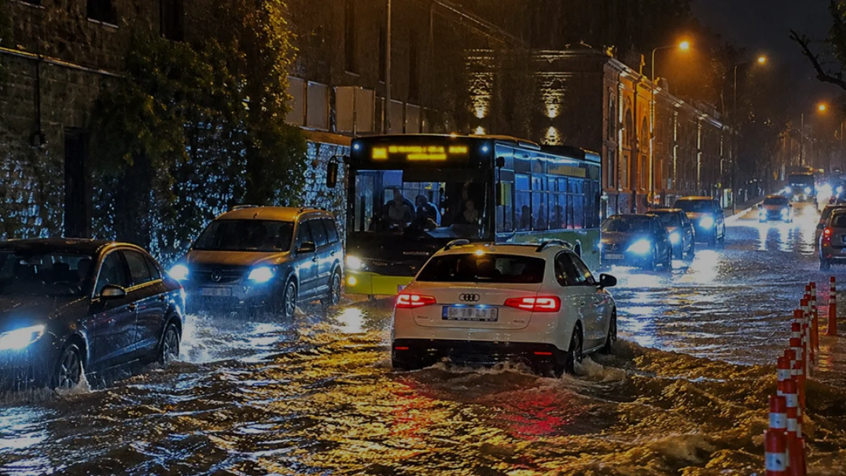 İstanbulda Şiddetli Yağış Nedeniyle Eğitime ve Motosikletlere Engel