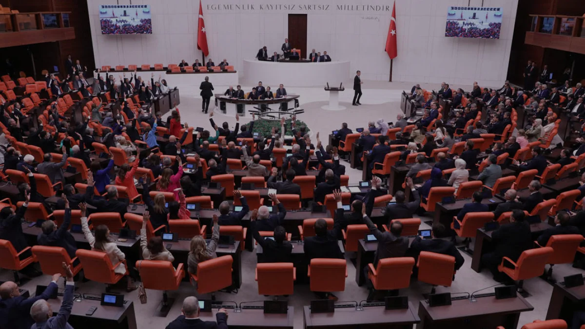 İzmir Milletvekili Ümit Özlale 131 Yatırım Fonu İçin Yasa Teklifi Sundu