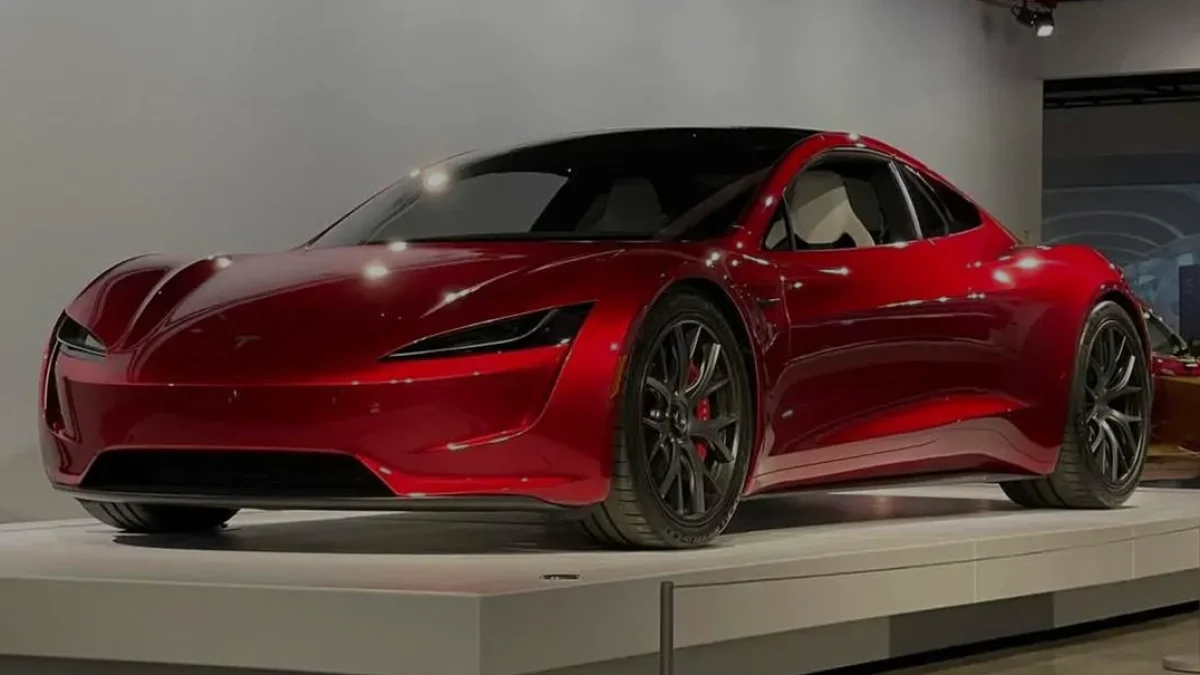 Tesla Roadster uçuş gösterisi şiddetli fırtına nedeniyle ertelendi